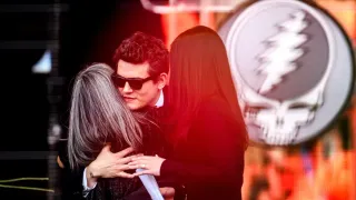 Thousands of Fans Celebrate Life of Legendary Grateful Dead Guitarist Bob Weir in San Francisco